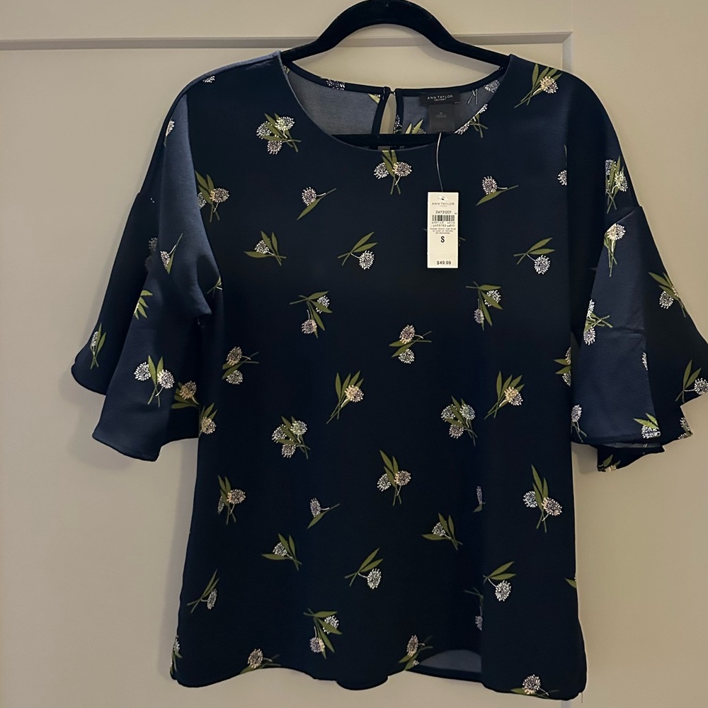 NWT Ann Taylor Navy Floral Trumpet Sleeve Top - Picture 3 of 4